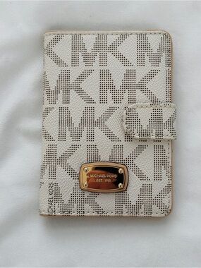 Michael Kors Jet Set Signature Passport Travel Holder Wallet Vanilla colorway